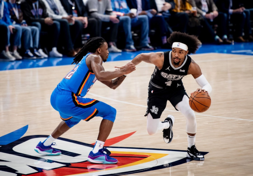 爱游戏平台-Ning重要时刻重返赛场，雄鹿带队取胜！比赛高潮迭起-爱游戏平台